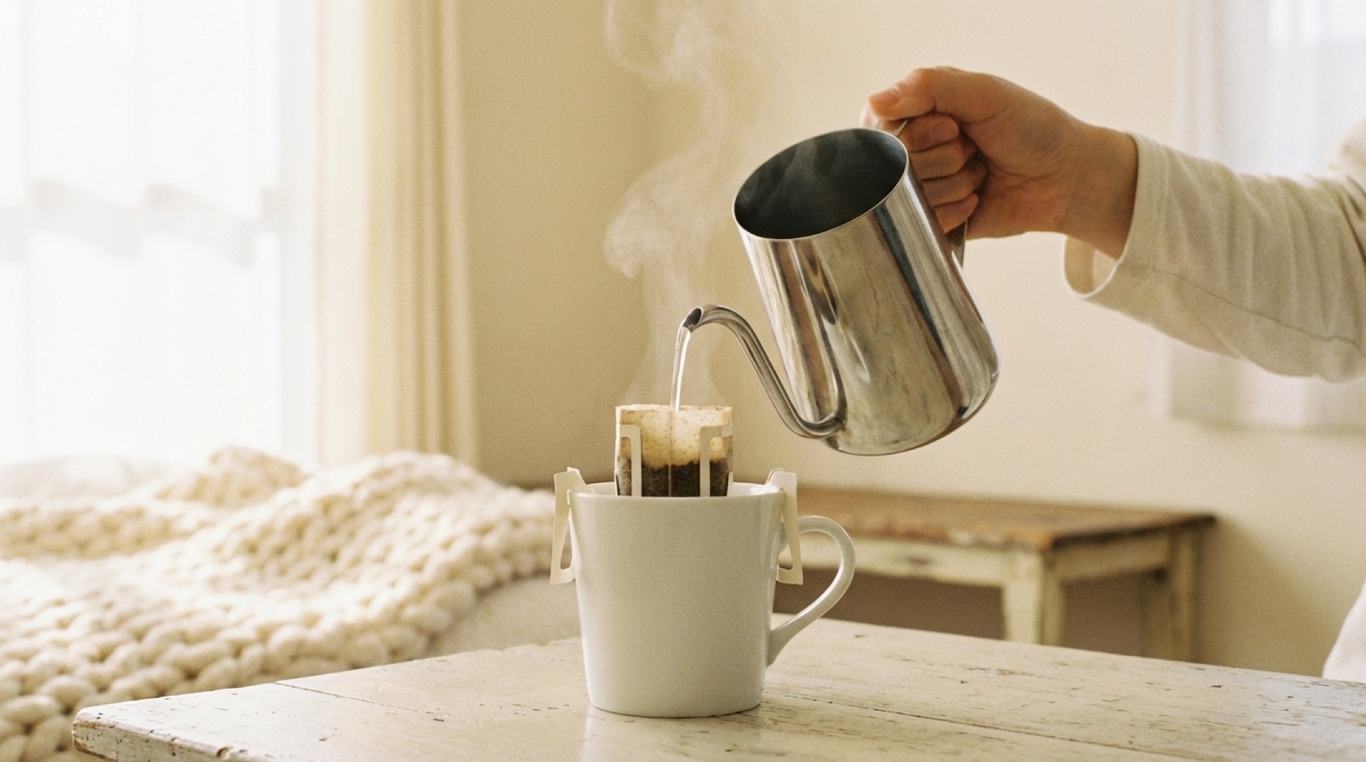 日本茶スタイルのドリップバッグでコーヒーを淹れる朝
