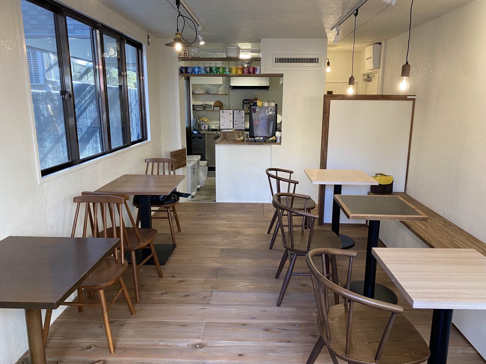 COFFEE RO.の店内。木の床と白い壁の落ち着いた空間